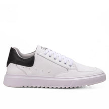 Sapatênis Casual em Couro Sintético, cor branco e detalhe preto, solado branco