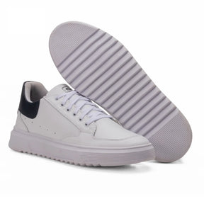 Sapatênis Casual em Couro sintetico, cor branca e detalhe preto com solado amostra