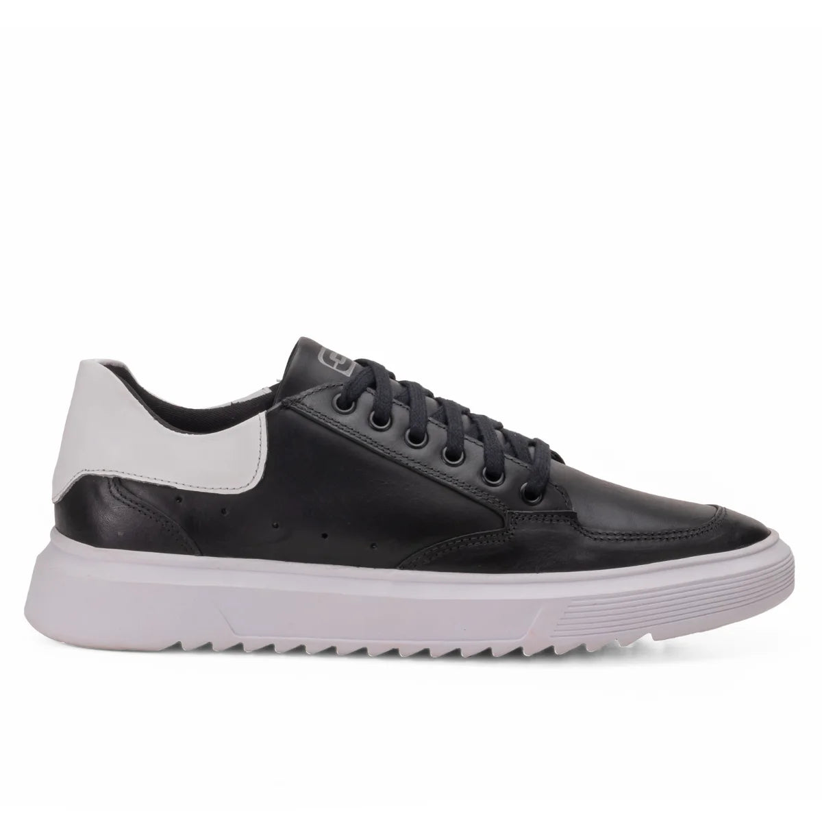 Sapatênis Casual em Couro Sintético, cor preto e detalhe branco, solado branco