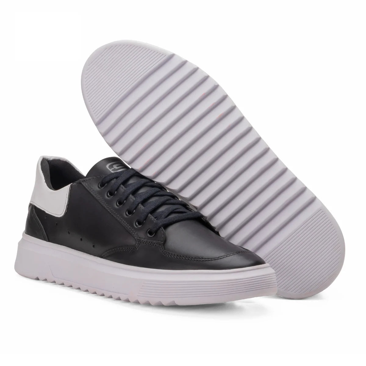Sapatênis Casual em Couro sintetico, cor preto e detalhe branco com solado amostra